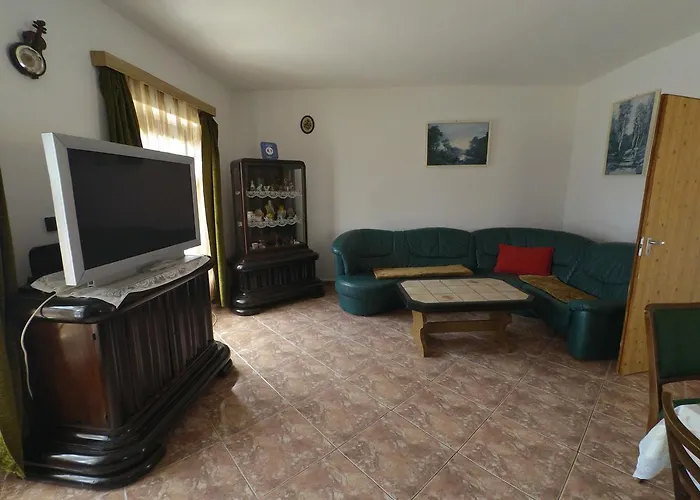 Baratsag Haz بيت ضيافة *